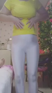 大奶瑜伽裤少妇尽情享受