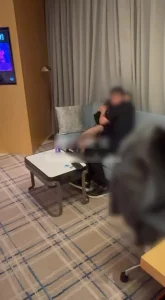 绿帽视角欣赏骚妻被单男打桩