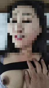 干她的时候她兴奋的用手煽自己的脸