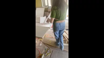 家中还有装修工人！！少妇带我去地下车库野战了！