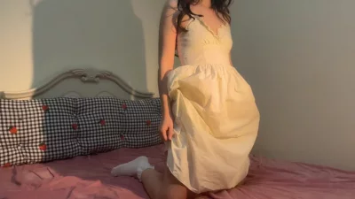 同学面前的乖乖女脱了衣服竟然反差这个么大，淫语大量，02年学生